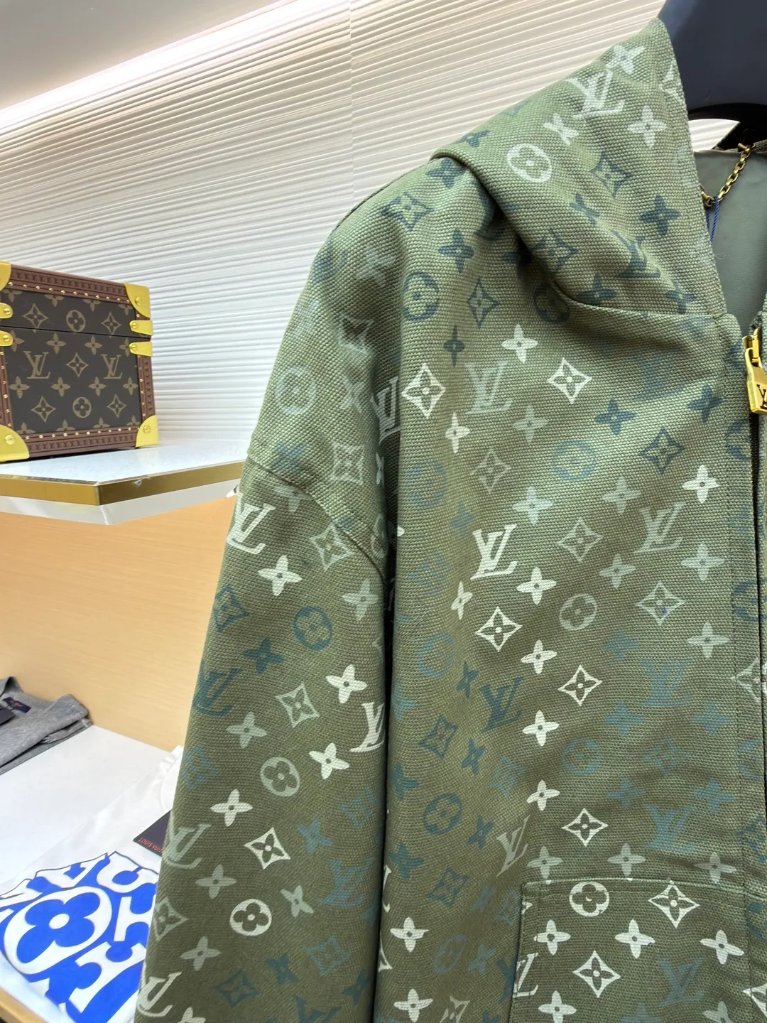 LOUIS VUITTON canvas hooded tunic jacket ●Original version: purchased and developed by 44974 ●Item number: 1682150-B75 ●Fabric: canvas fabric ●Technology: printing production ●Color: green ●Version: fitted version ●Weight: about 1025 grams ●Size: S-M-L-XL ●Description: This hooded zipper jacket is made of high-density twill blended fabric. It has been washed and aged to give the fabric a retro-aged matte texture and a soft and drapey wearing experience. The classic presbyopia pattern printed all over the surface is presented through digital direct inkjet printing. The pattern has high precision and the color blends naturally with the fabric and is not easy to fall off and crack. The body is cut into a loose-fitting drop-shoulder version, and the shoulder splicing uses a flat car double-line seam process to route the lines. It is neat and improves shoulder support. The zipper adopts a custom-made metal molded zipper with smooth and wear-resistant teeth, which harmoniously echoes the color of the body. The hem and cuffs are made of high-elastic ribbing, which is pre-shrunk to prevent deformation. The inside of the hood is double-layered, making the shape of the hat stiff and not easy to collapse. The overall turning process adopts 0.8cm dense copy line technology, and every inch of stitching is even and fine. Every detail shows exquisite clothing technology and quality control. The overall wiring is straight and delicate, the fabric is comfortable and soft, and the color is consistent without color difference. It can be matched with the same style to create a fashionable look and control various occasions. Customized accessories, complete with three standards, same style for men and women!